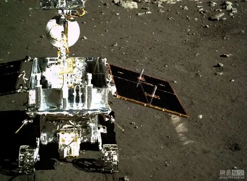 玉兔号巡视器多角度照片首度曝光