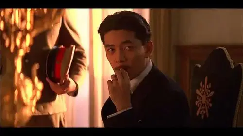 坂本龙一饰演《末代皇帝》中的甘漕一角,同时也参与了电影配乐.