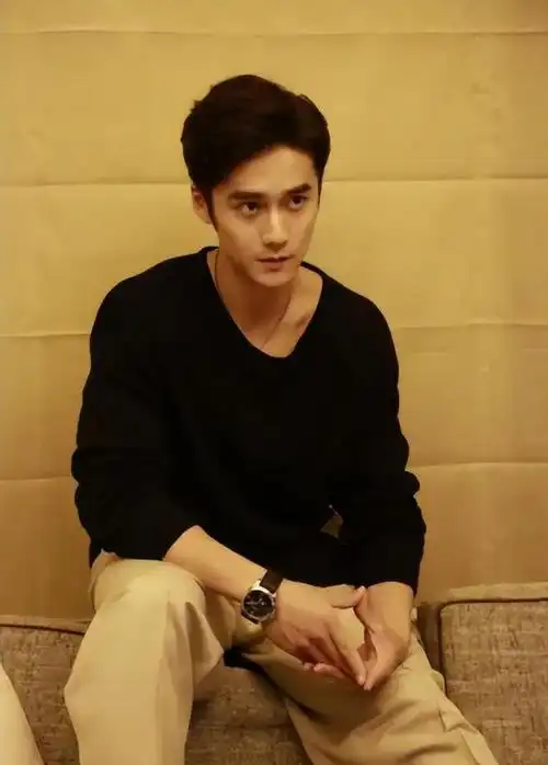 蒋劲夫凌晨现身苍蝇馆吃面胡子拉碴满脸疲态退圈后送外卖为生