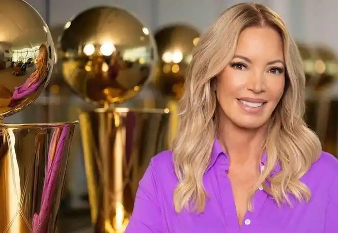 61岁湖人女老板出嫁久违穿婚纱被小9岁丈夫公主抱太幸福