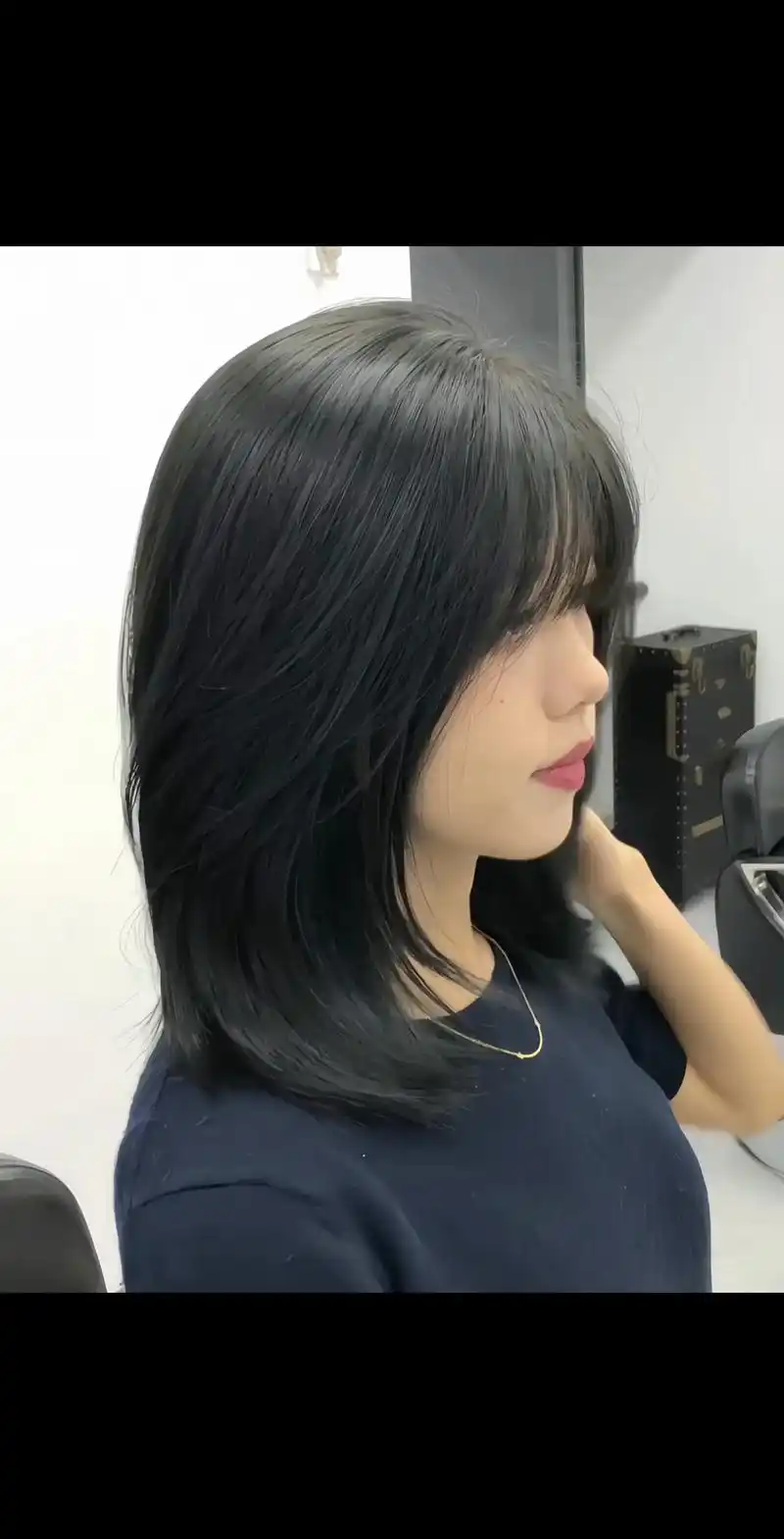 方圆脸女生层次感锁骨短发搭配黑茶青灰色 .