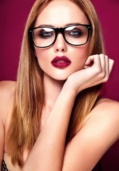 单手托腮的金发美女模特