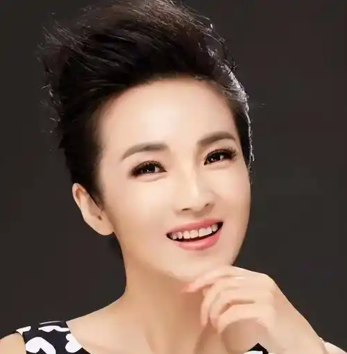 她是央视美女主持人,因和韩红传绯闻被冷藏,如今51岁怎么样了?