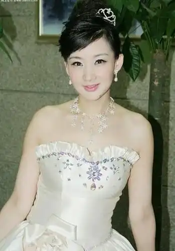 离开孙楠买红妹越发年轻,穿宽松黑裙舒适大方,49岁扎马尾好年轻