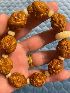 自己盘玩橄榄核财神,机雕手修,配合蜜蜡墩子,蜜蜡搁片,不多介