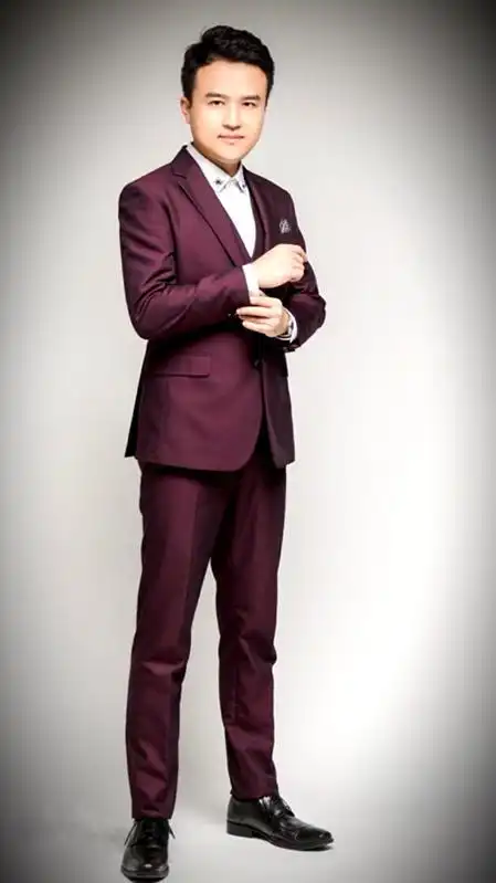 大学毕业后 顺利入职广东广播电视台 他是体育频道的新生代男一号 他