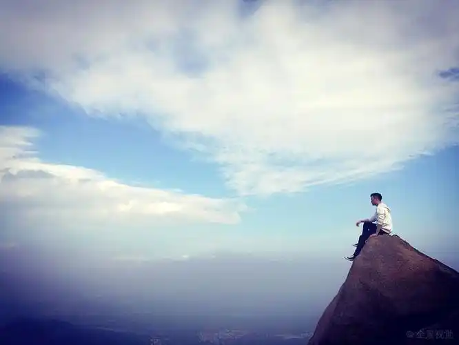 山顶上的男人图片_山顶上的男人高清图片_全景视觉