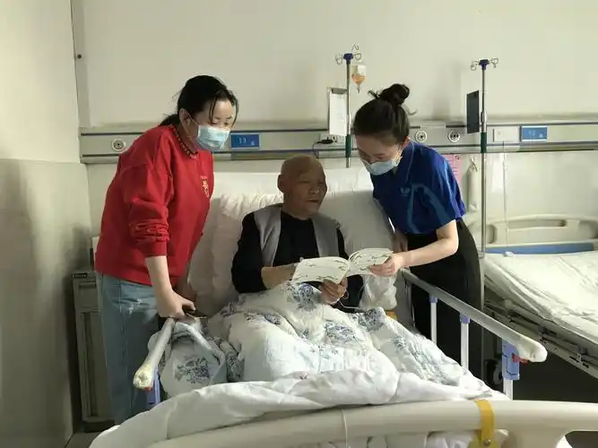 病床上的老爷爷