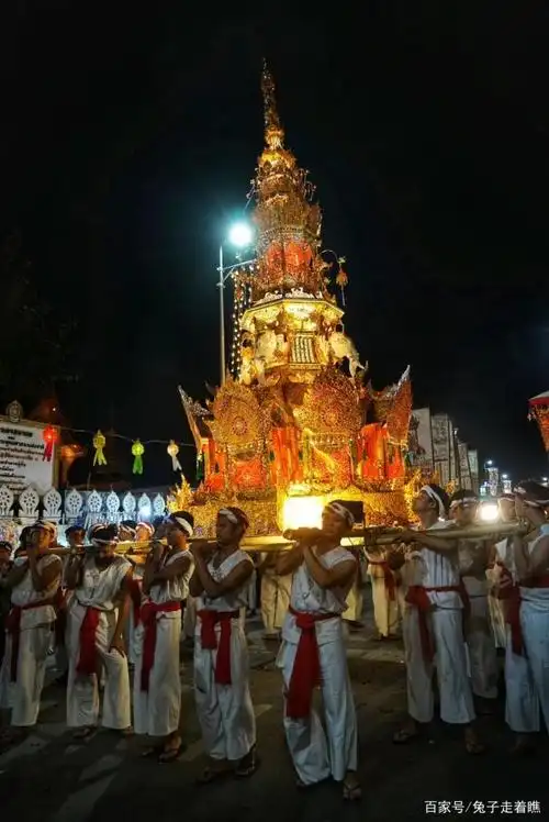 2019泰国清迈水灯节,花车游行,街头美女如云