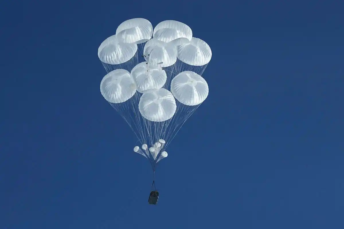 俄空降兵震撼军演:装甲车从行军状态改空投,知道要多长时间吗?