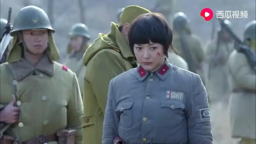 女战士不幸被擒鬼子让她发求救信号没成想被她给耍了