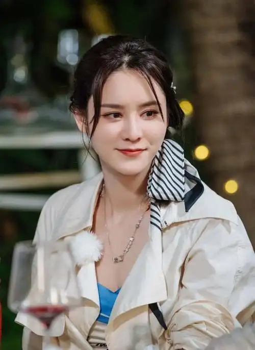 嫁入豪门的张馨月很懂打扮风衣搭短上衣时髦飒爽林峯眼光真好