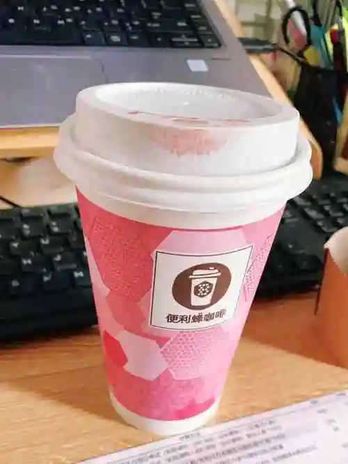 咖啡来提提神中午可以选择泡面肠类面包等还有很多休闲食品可以选择还