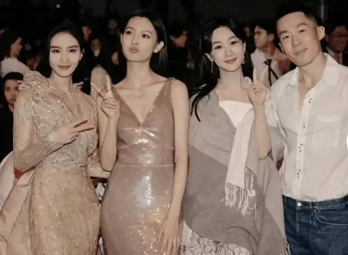 经纪人区别对待刘诗诗与杨紫引争议,一个穿当季高定一个穿过季_时尚