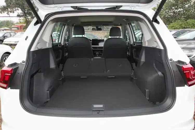 可以看出大众途观l的后备厢十分的宽敞(常规容积为495l)第二排座椅