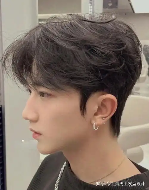 都可以轻松驾驭,韩式碎盖是头顶气垫烫做蓬松√头顶长度:8一15厘米