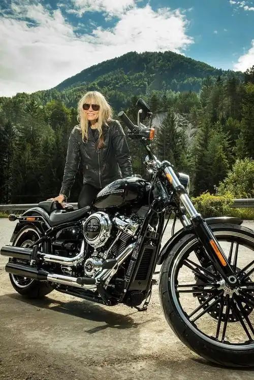 老照片2017哈雷欧洲摩托周里的女骑士