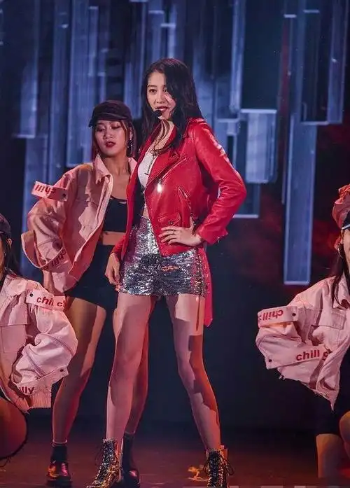 关晓彤皮衣短裤热舞动作表情太夸张腰还粗看不下去了