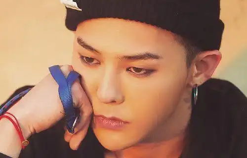 退伍后权志龙为何喜欢戴帽子看到他的光头明白了