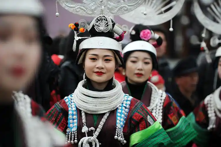 2月24日,在贵州省凯里市舟溪镇,苗族群众在跳芦笙舞.