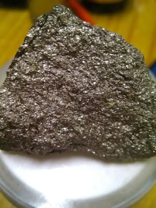 今天捡到一个石头银白色的,有磁力火烧不会黑很小一块是什么石头有