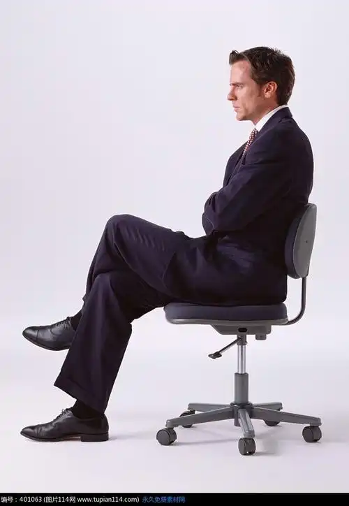坐在椅子看远方的商务男人