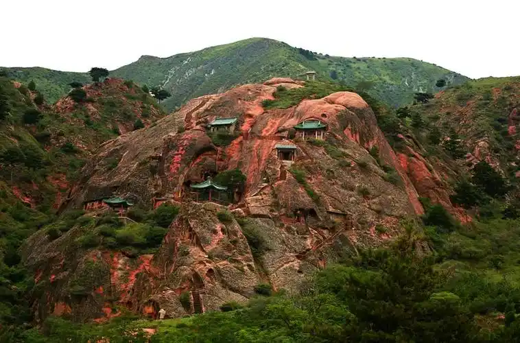 须弥山是一处拥有一百多座石窟的风景胜地,它位于宁夏六盘山北端