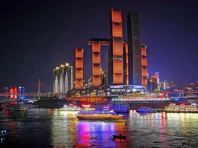 南滨路上欣赏重庆夜景