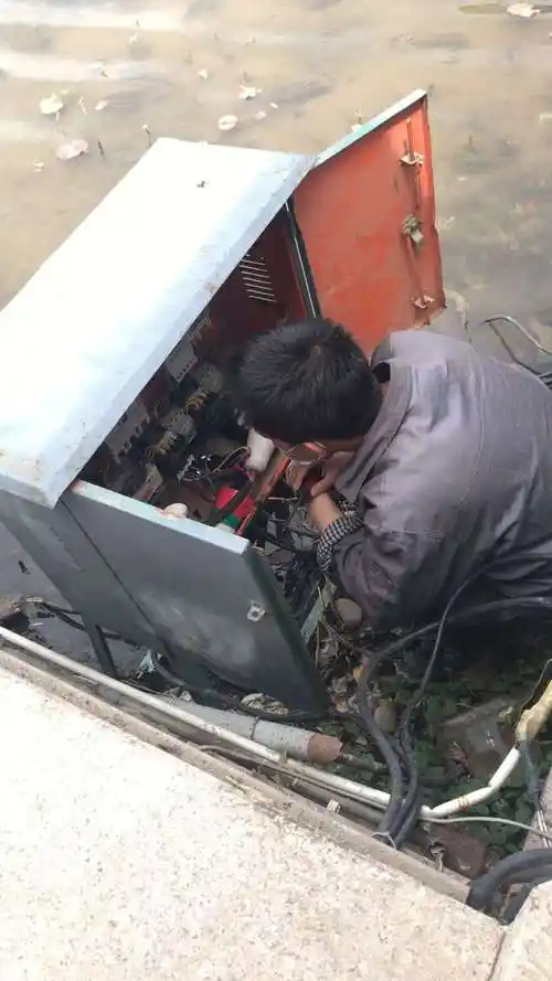 检查室外配电箱,维修线路故障,保证园区用电安全.