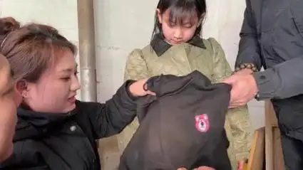 8岁小女孩出生第二天父亲去世母亲离开,和爷爷两人相依为命