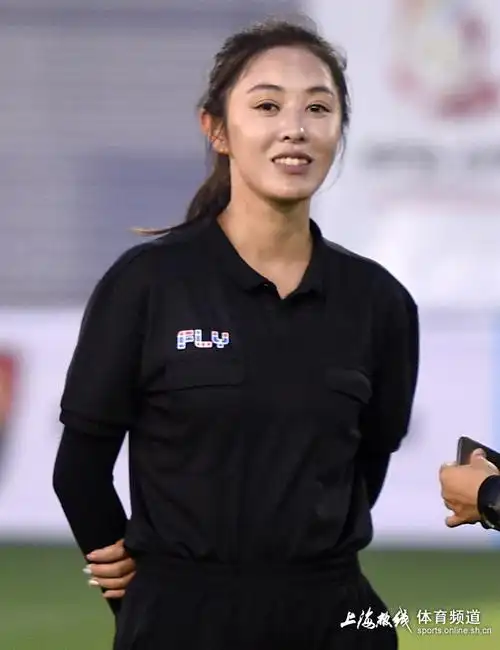 上海业余足球赛惊现美女裁判 秀大长腿吸睛(组图)