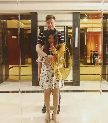 他一米八五,我一米六,向来喜欢身高差.