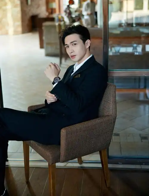 简介:张彬彬黑色西装超帅写真图片,分享一组张彬彬图片给大家,图中的