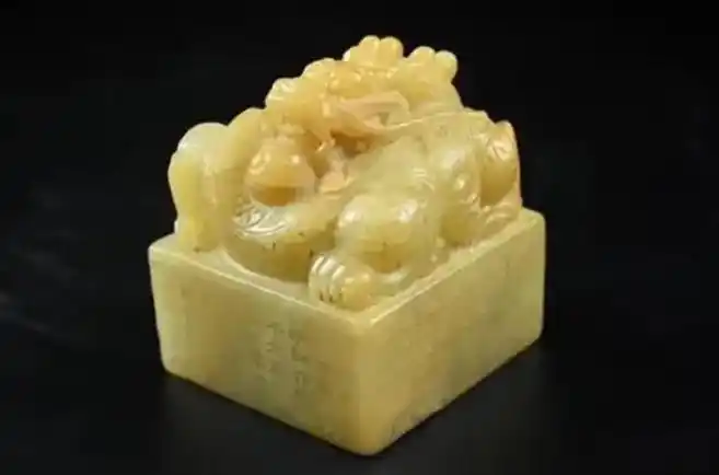 玉玺被摔坏了一脚,后来他派人用金子把它补全,形成了金镶玉的传国玉玺