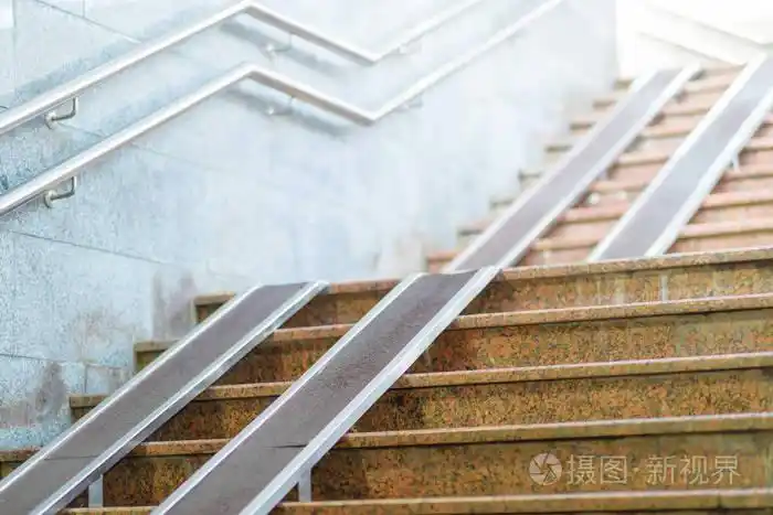 楼梯. 轻轻地升起. 斜坡. 轮椅和婴儿车的运动. 人行横道.