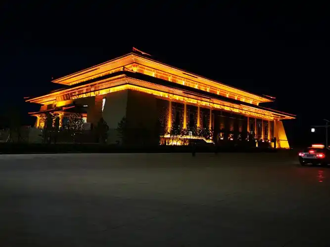 敦煌大剧院,有舞蹈"丝路花雨"的演出