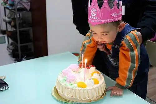 安安的世界(107) – 两岁生日之吃蛋糕