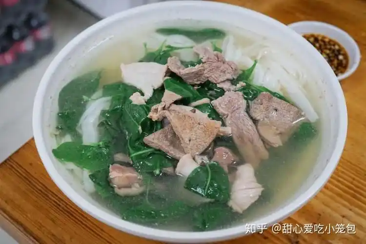 枸杞叶,芥菜,冬瓜,西红柿等几种配菜供食客们选择,一碗猪杂汤粉最好只