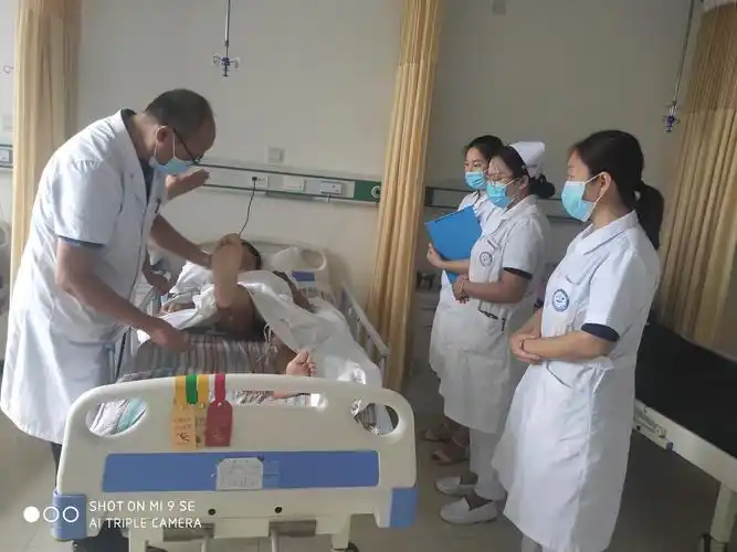 其它 康复科查房 写美篇2020年8月7日康复科王主任与主治医生刘兰国对