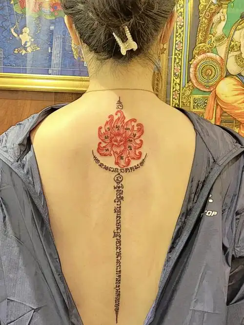 突然发现好多客人都喜欢莲花经文做出的小搭配也很好看 有纠结的朋友