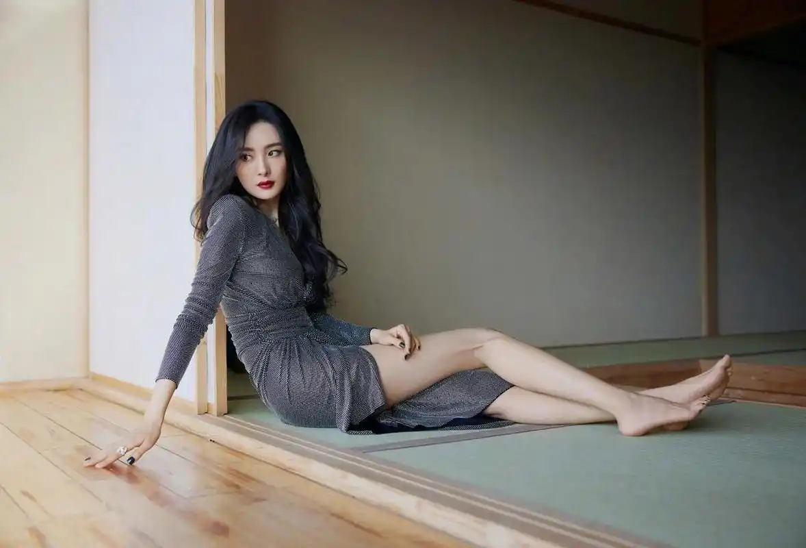 杨幂:肤白貌美大长腿,身材颜值集于一身,性感迷人,喜欢吗?