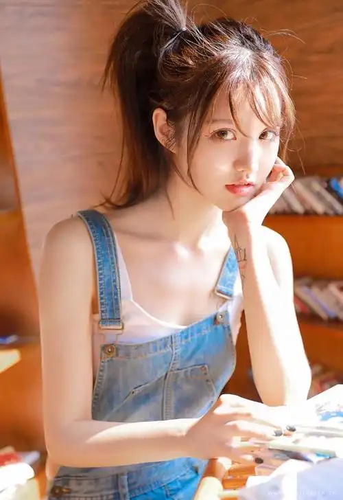 高中生小姐姐牛仔背带裤休闲风清纯写真图片