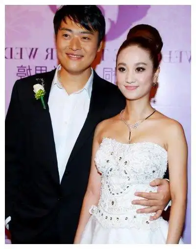 他凭《亮剑》走红,拍戏被骂险自杀又险些失明,娇妻对他不离不弃