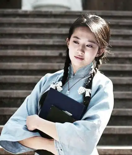 做麻花辫编发处理,发尾使用蝴蝶结小发饰做固定,很好的打造出民国文艺