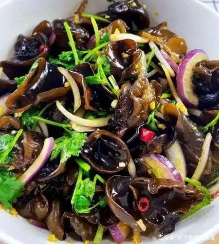 家常凉拌黑木耳,夏天必备凉拌菜,脆爽开胃又下饭