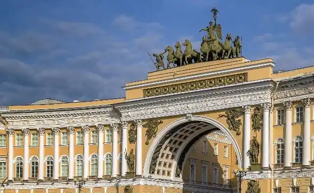 圣彼得堡艺术广场,位于俄罗斯博物馆正前方,广场上矗立着雕像