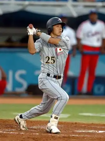 图文:棒球比赛 日本队强棒在击球