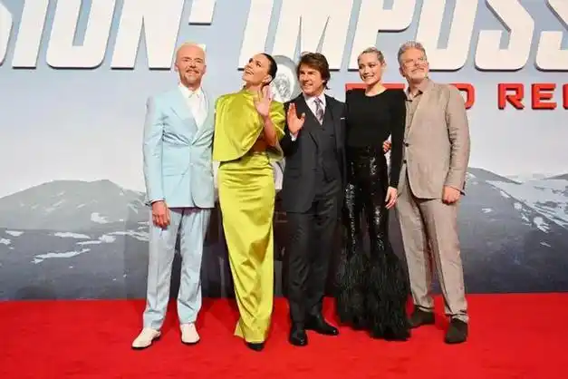 《碟中谍7》女星海莉·阿特维尔杂志大片,英伦玫瑰热烈绽放