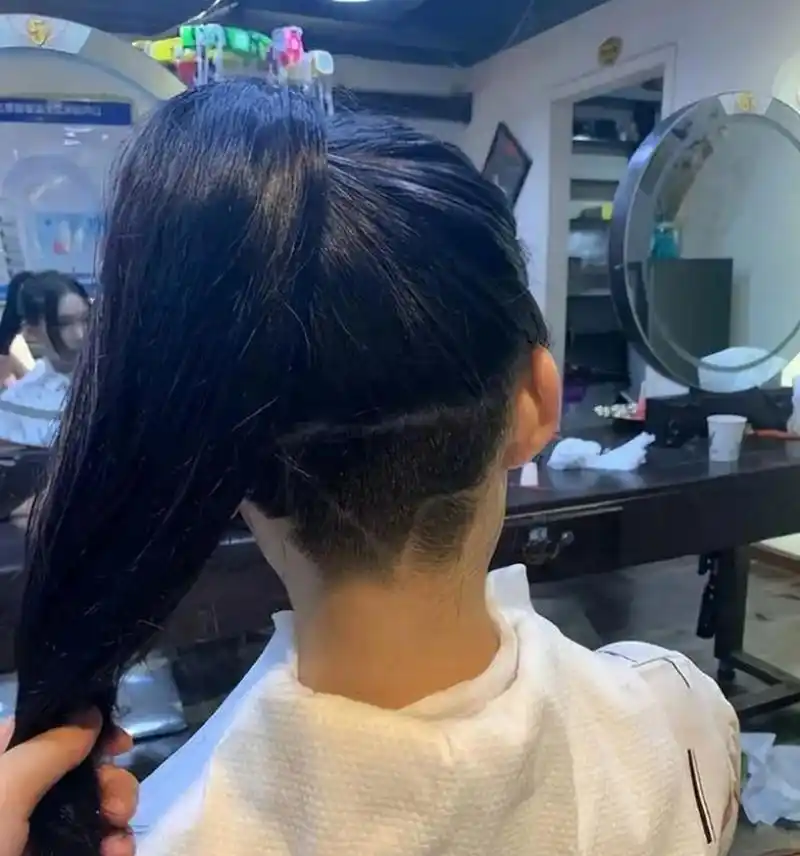 女子后脑勺头发被理发师剃掉一半  你是否想过,有一天你的发型会成为