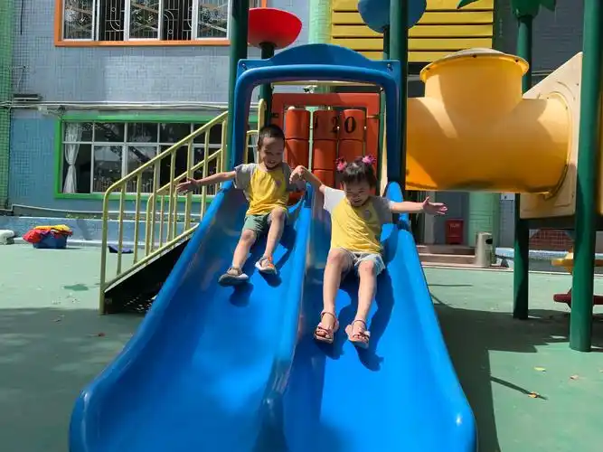 wu～和好朋友一起玩滑滑梯咯